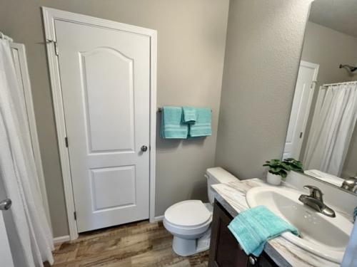A bathroom with a toilet and a sink.